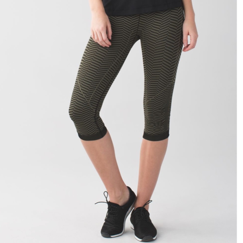 Lululemon In The Flow Crop - Size 6